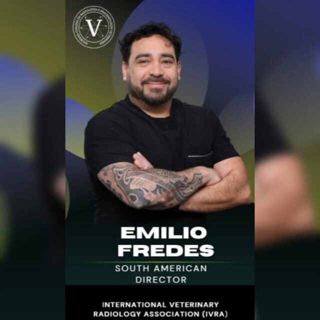 🚨 ¡Pausa obligatoria en nuestro feed porque la ocasión lo merece con creces! 🚨
No podíamos cerrar la jornada sin tomarnos el espacio para aplaudir de pie y presumir el tremendo logro de uno de los nuestros: ¡Felicidades, @emilio.fredes! 🦅✨
Ver plasmado tu nombre como South American Director de la International Veterinary Radiology Association (IVRA) nos llena el pecho de una felicidad absoluta. Llevar a SOCHIRAV a estas instancias internacionales es el reflejo de que el trabajo duro y la pasión por la imagenología transforman realidades.
Este tremendo hito marca un antes y un después, abriendo un abanico de infinitas posibilidades para todos los miembros de nuestra sociedad y dándole a nuestra hermosa especialidad el valor que siempre hemos defendido con tanta fuerza. 🧠🐾
¡Todo nuestro cariño, admiración y orgullo infinito para ti, Emilio! ¡A seguir volando alto! 🚀❤️
#OrgulloSOCHIRAV #MedicinaVeterinaria #Imagenologia #Radiologia #VeterinariaChile IVRA